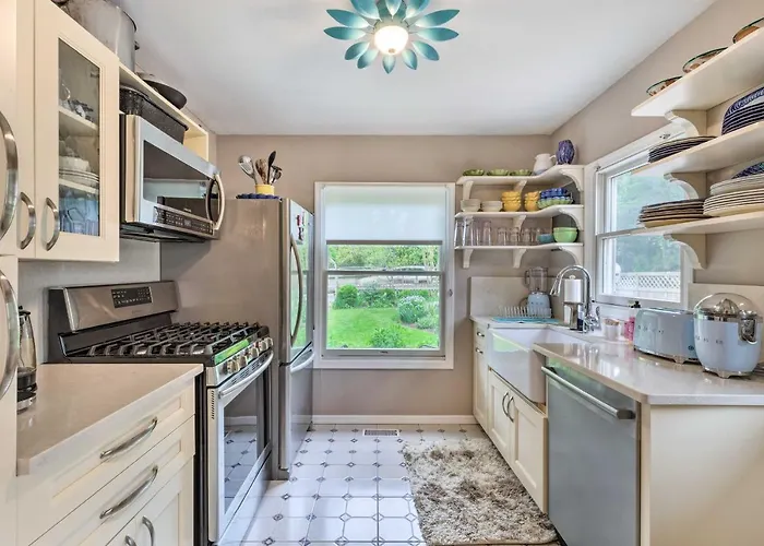 Cute East Hampton Cottage W/ Patio - Walk To Beach