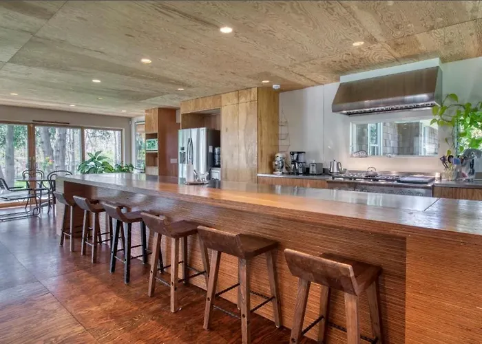 Spacious 5-Br 4-Bath Pool In East Hamptons