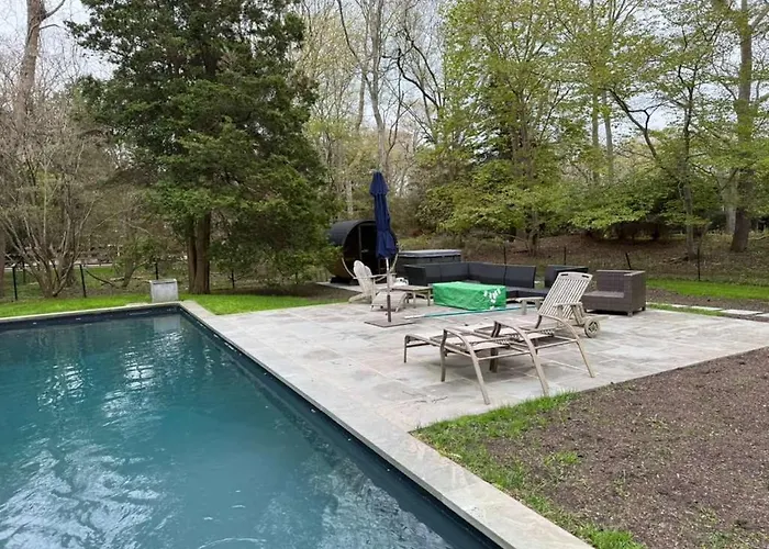 Spacious 5-Br 4-Bath Pool In East Hamptons