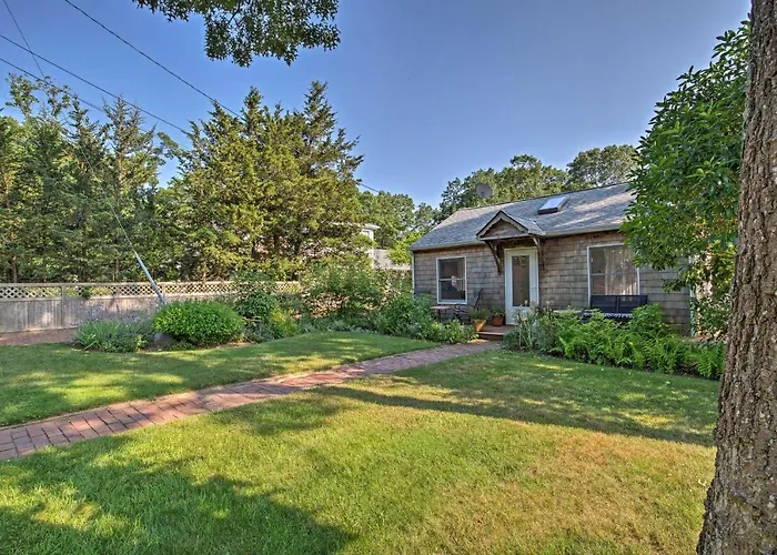 Cute East Hampton Cottage W/ Patio - Walk To Beach